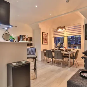  Apartment The Hepburn - Floor - Luxury For Up To 6 Guests Near Open Air Theatre And North Bay